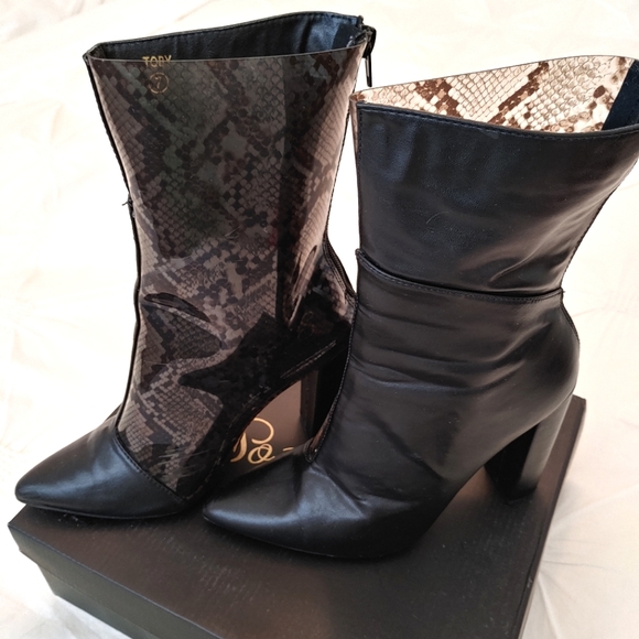 So Me black & transparent snakeskin printed 4.5in heeled boots. Size 7 - Picture 3 of 11